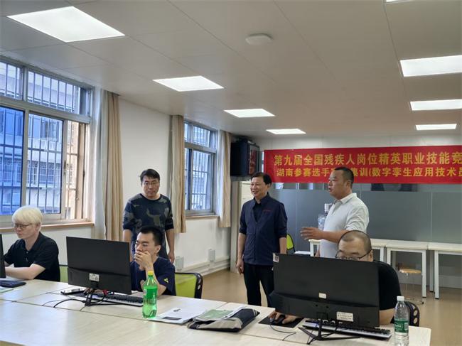 图为省中心领导看望慰问数字孪生项目集训选手